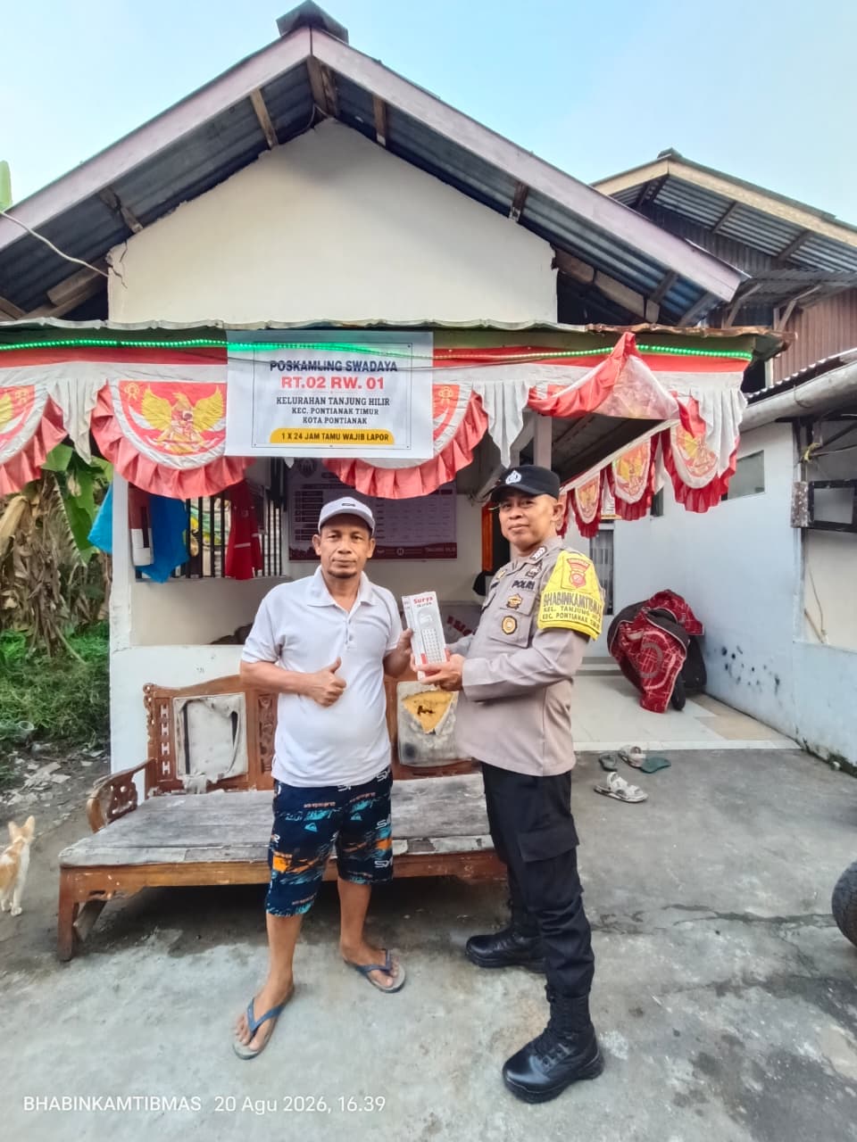 Bhabinkamtibmas Tanjung Hilir Sambangi Poskamling dan Serahkan Sarkon kepada Ketua RT
