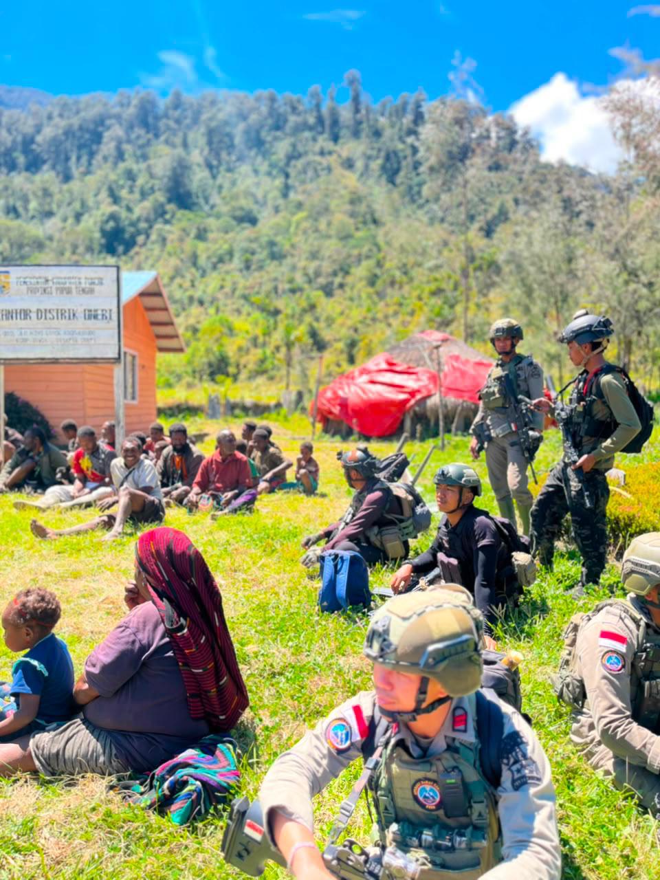Sambangi Warga di Sinak, Satgas Kepolisian Operasi Damai Cartenz Berikan Pelayanan Kesehatan