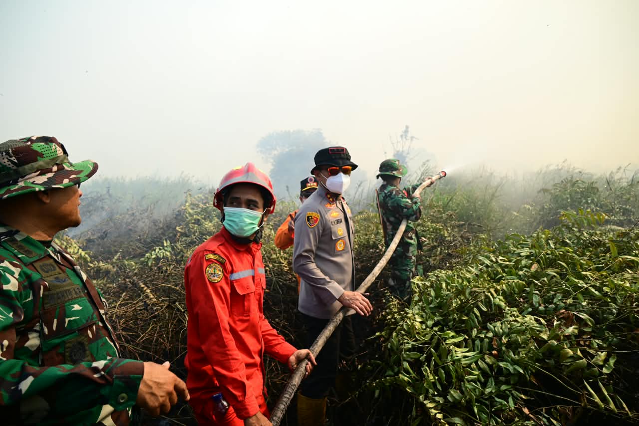 Kapolda Jambi Bersama Gubernur dan Danrem Pantau Penanganan Karhutla di Tanjab Timur