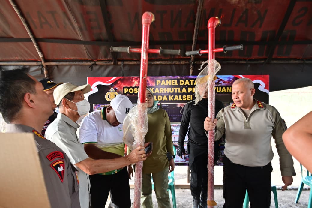 Turun Langsung ke Titik Api, Kapolda Kalsel Pimpin Pemadaman Karhutla di Banjarbaru dan Terapkan Metode Gambut Injection