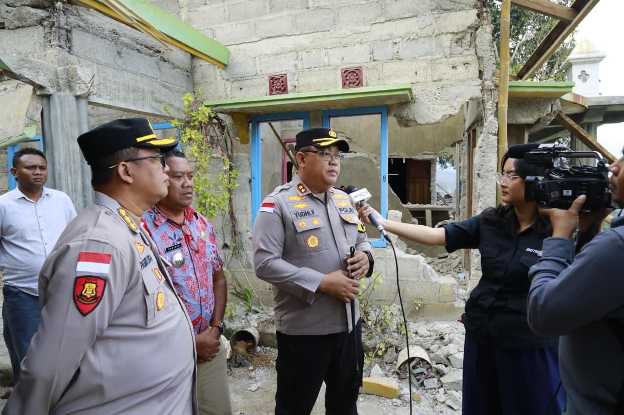 Di Tengah Masjid Terdampak Gempa, Polri Gotong Royong Bantu Warga Ende