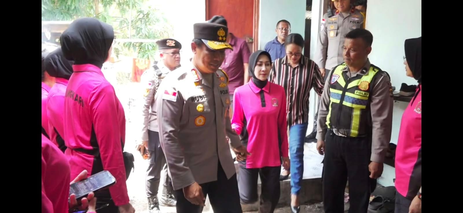 Rumah Terdampak Gempa, Pengabdian Polri kepada Warga Ende Tak Pernah Berhenti