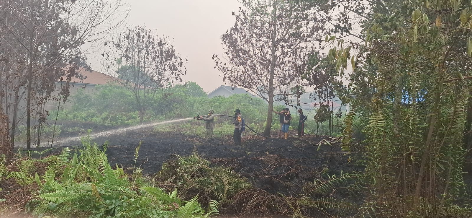 Kapolsek Pontianak Selatan Bersama Personel dan BPBD Berjibaku Padamkan Karhutla