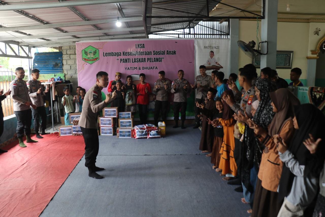 Tak Sekadar Bantuan, Personel Operasi Damai Cartenz Bermain Bersama Anak Panti Laskar Pelangi