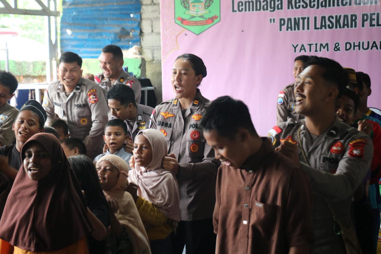 Hangatkan Suasana, Personel Ops Damai Cartenz Bermain Bersama Anak Panti Laskar Pelangi