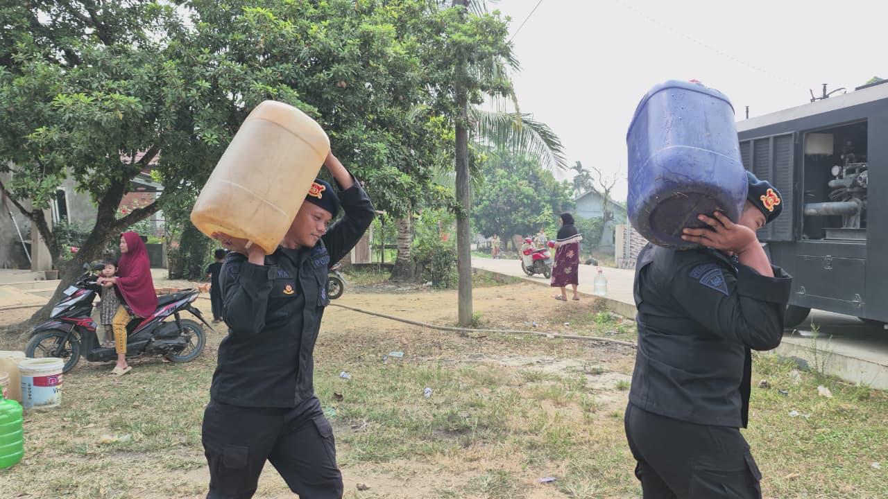 Brimob Jambi Peduli, Salurkan Air Bersih untuk Warga Terdampak Kekeringan
