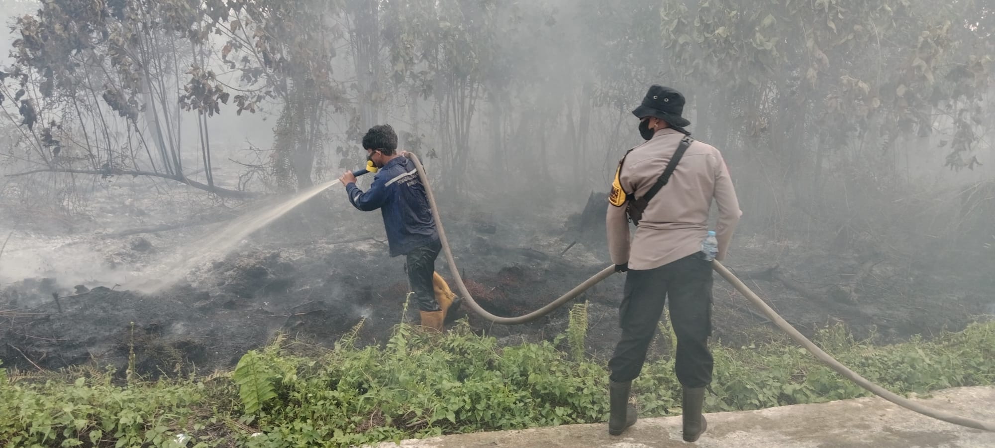 Bhabinkamtibmas Bersama Damkar Borneo Bergerak Cepat Padamkan Karhutla