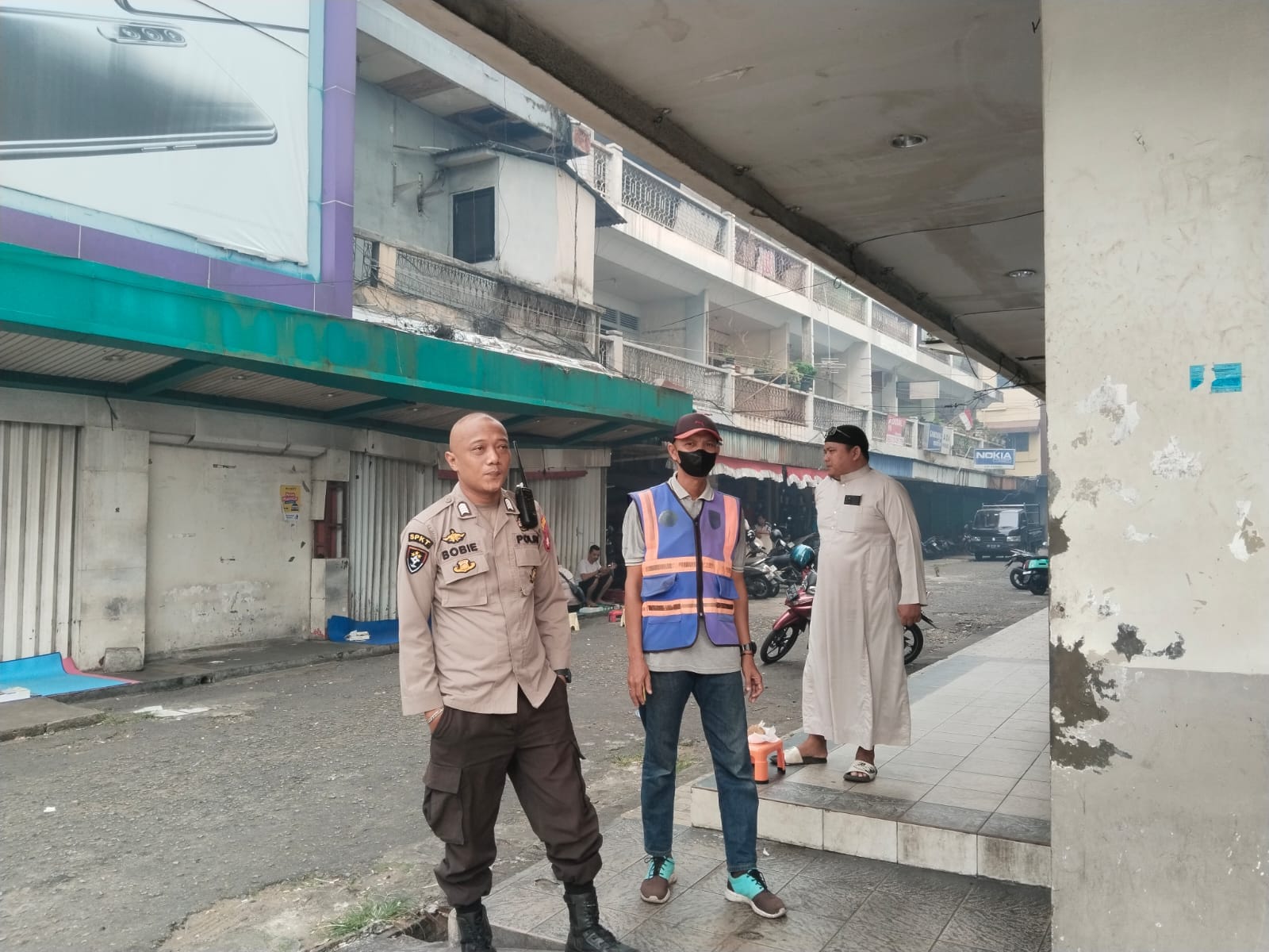 Patroli Dialogis, Personel Enggang Polsek Pontianak Kota Sambangi Jukir dan Warga di Khatulistiwa Plaza