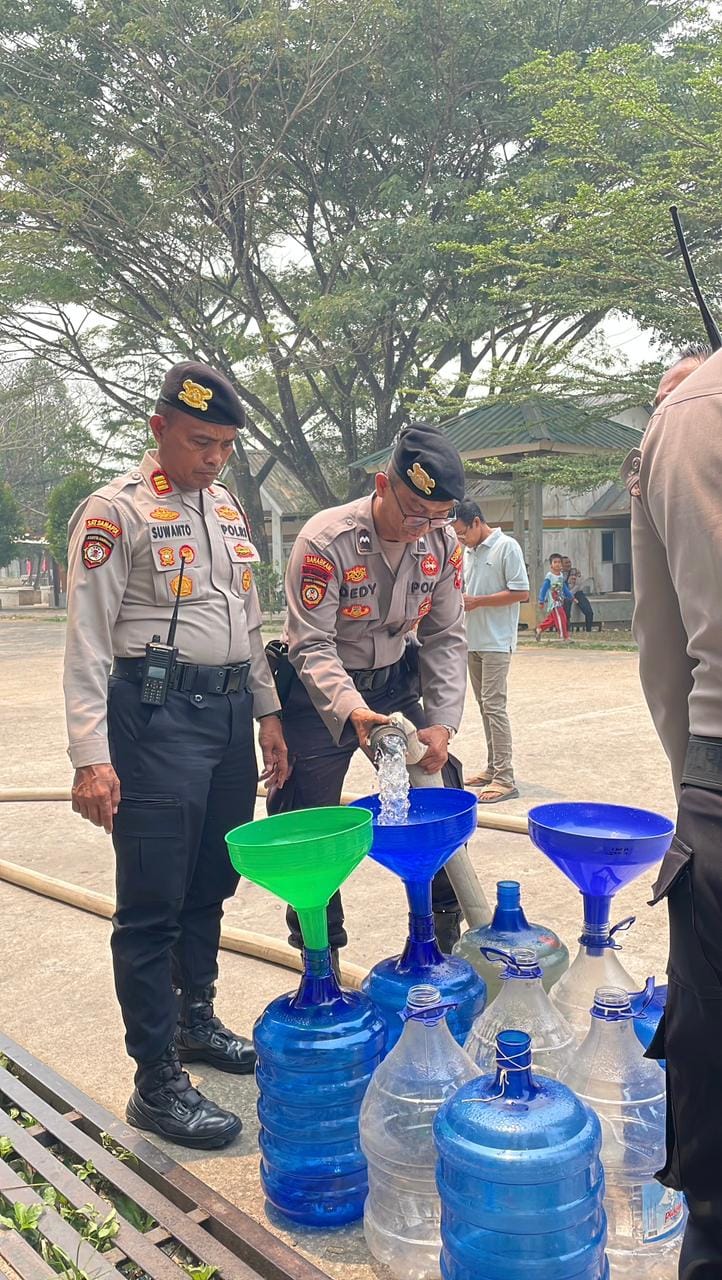 Polresta Pontianak Salurkan Air Bersih untuk Warga Rusunawa yang Kesulitan Air PDAM