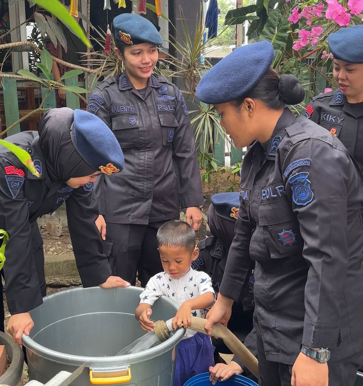 Dalam Rangka HUT Polwan ke-78, Polwan Satbrimob Polda Jambi Salurkan Air Bersih ke Panti Asuhan Al-Amin