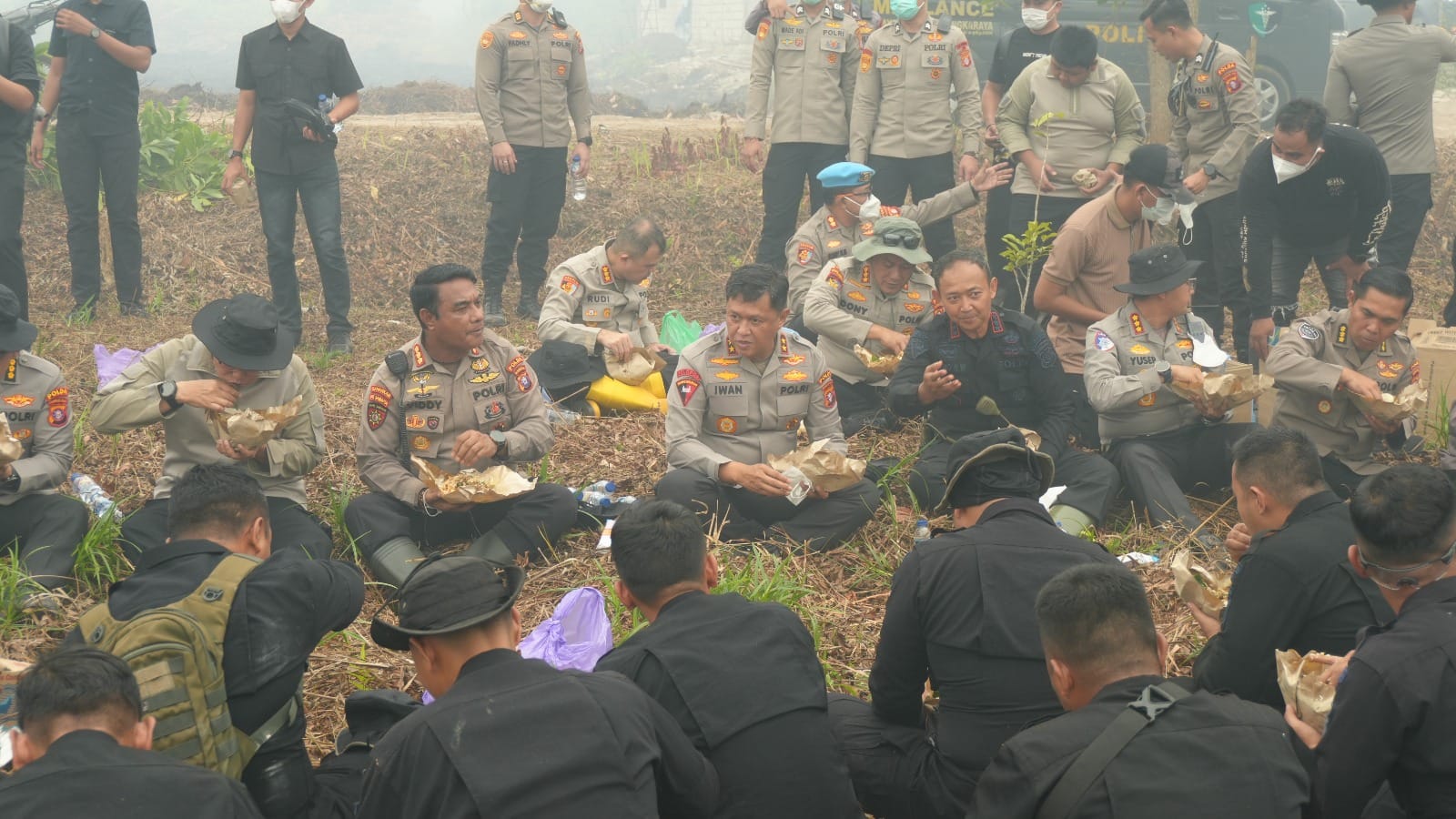Perkuat Kebersamaan, Kapolda Kalteng Motivasi Satgas Karhutla Lewat Makan Siang Bersama
