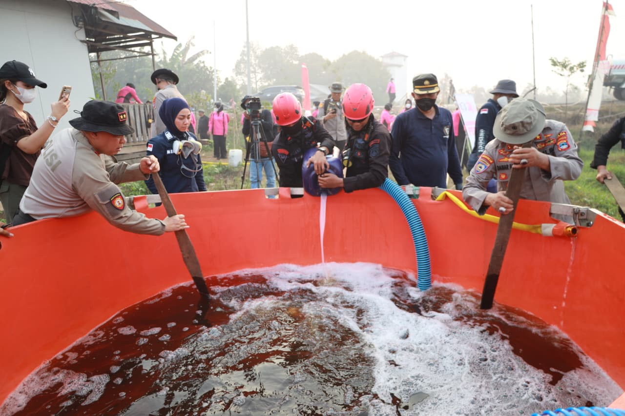 Uji Inovasi Pemadaman Karhutla, Polda Kalsel Coba Cairan Berbahan Minyak Nabati
