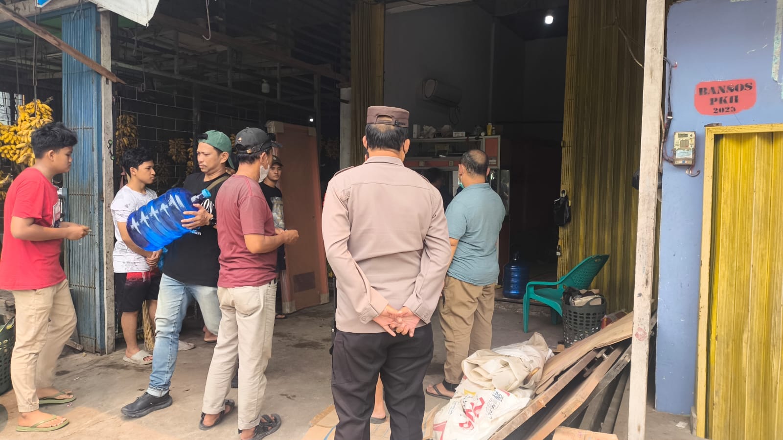 Krisis Air Bersih Akibat Kemarau, Patroli Enggang Polsek Pontianak Kota Sambangi Depot Air Minum Isi Ulang