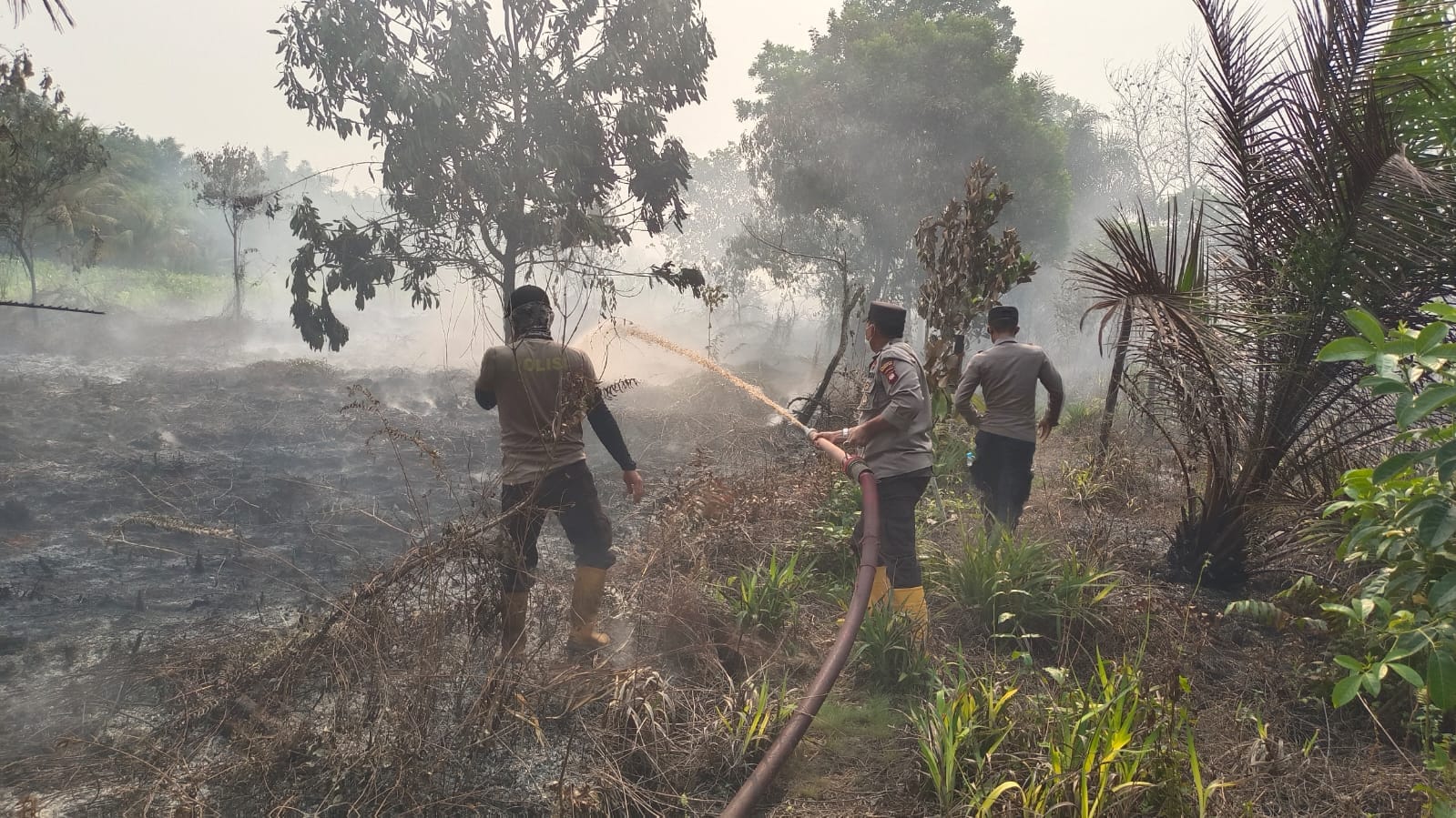 Personel Polsek Pontianak Utara Berjibaku Padamkan Karhutla Dekati Rumah Warga Di Jl. Panca Bhakti Batulayang