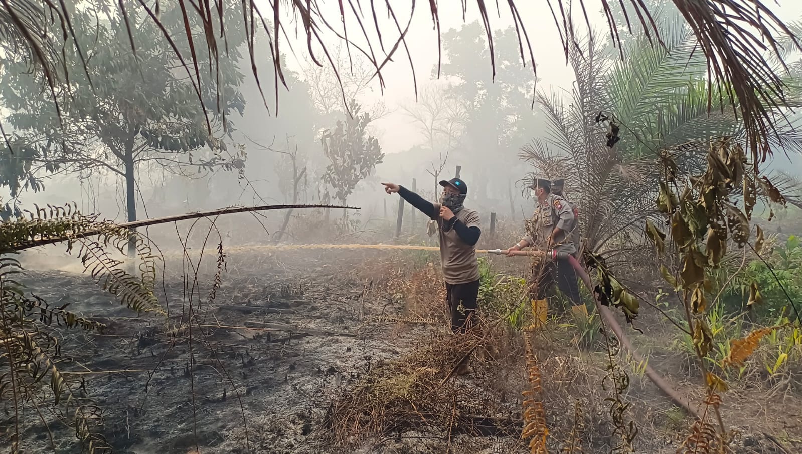 Personel Polsek Pontianak Utara Berjibaku Padamkan Karhutla Dekati Rumah Warga Di Jl. Panca Bhakti Batulayang