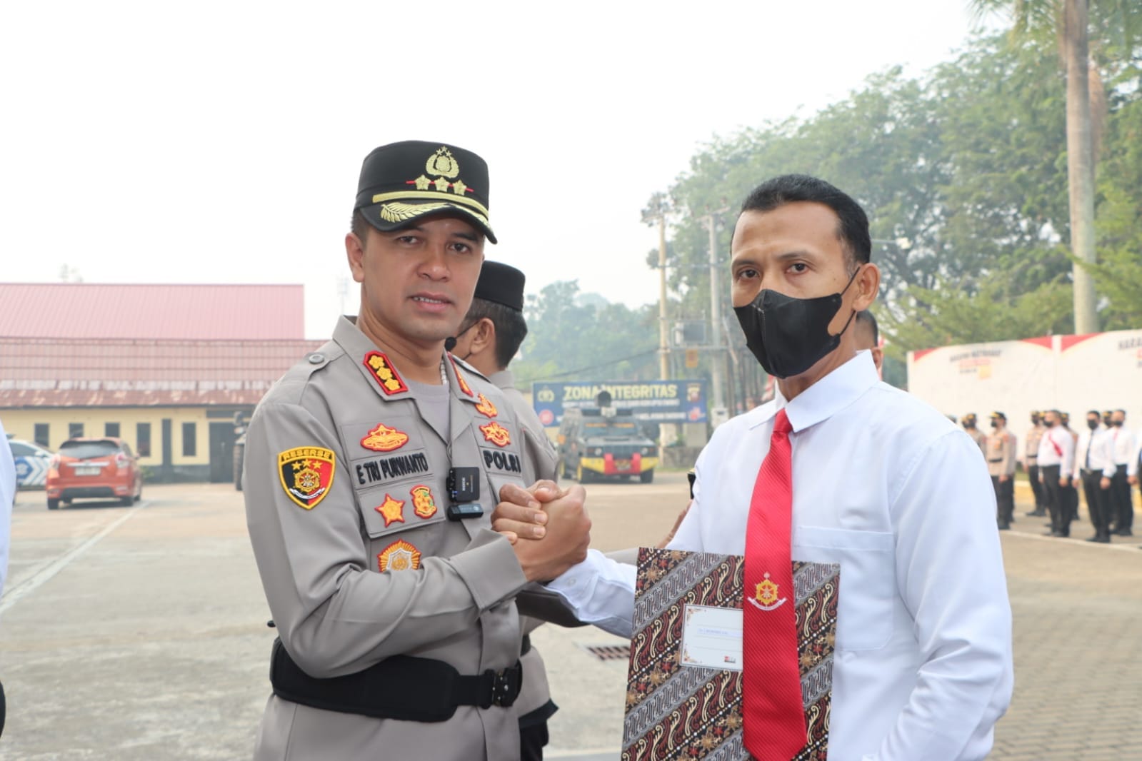 Pimpin Upacara Purna Bakti dan Penghargaan, Kapolresta Pontianak Apresiasi 23 Personel Berprestasi