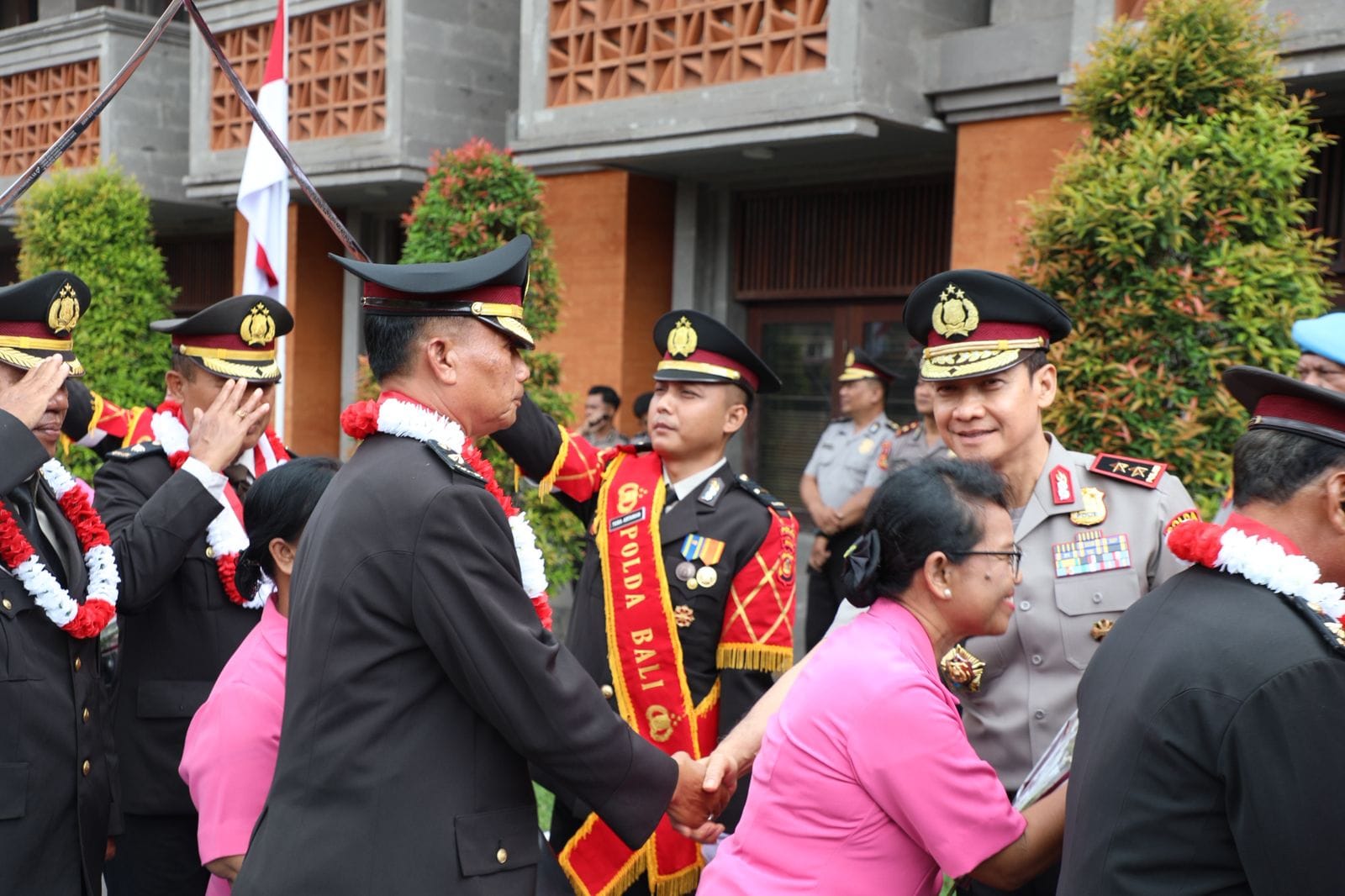 Pedang Pora Warnai Pelepasan Wisudawan Purna Bhakti Polda Bali, Simbol Penghormatan dan Estafet Pengabdian