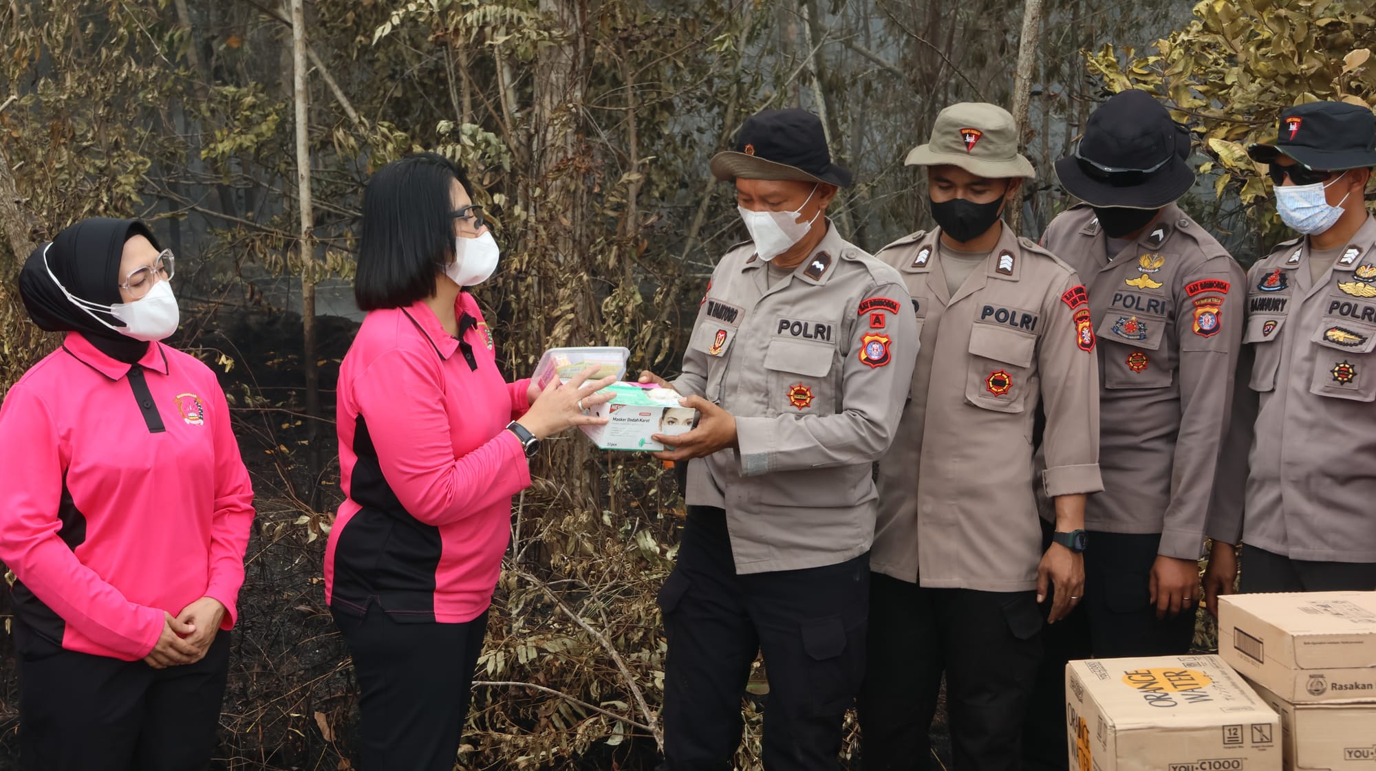 Wujud Kepedulian, Bhayangkari Polda Kalteng Sambangi Satgas Dalkarhutla Beri Semangat dan Motivasi