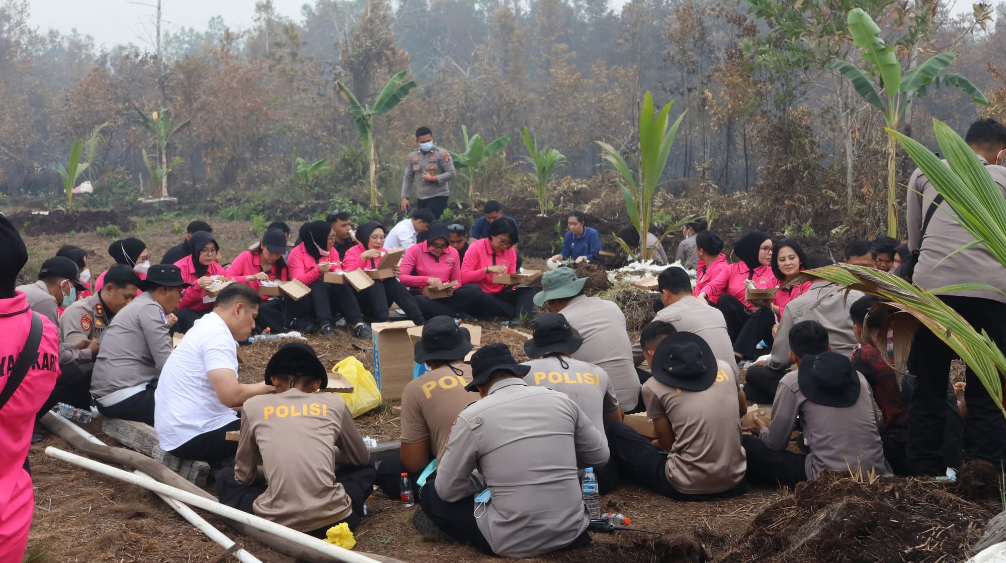 Beri Semangat Pejuang Karhutla, Bhayangkari Polda Kalteng Sambangi Satgas Dalkarhutla