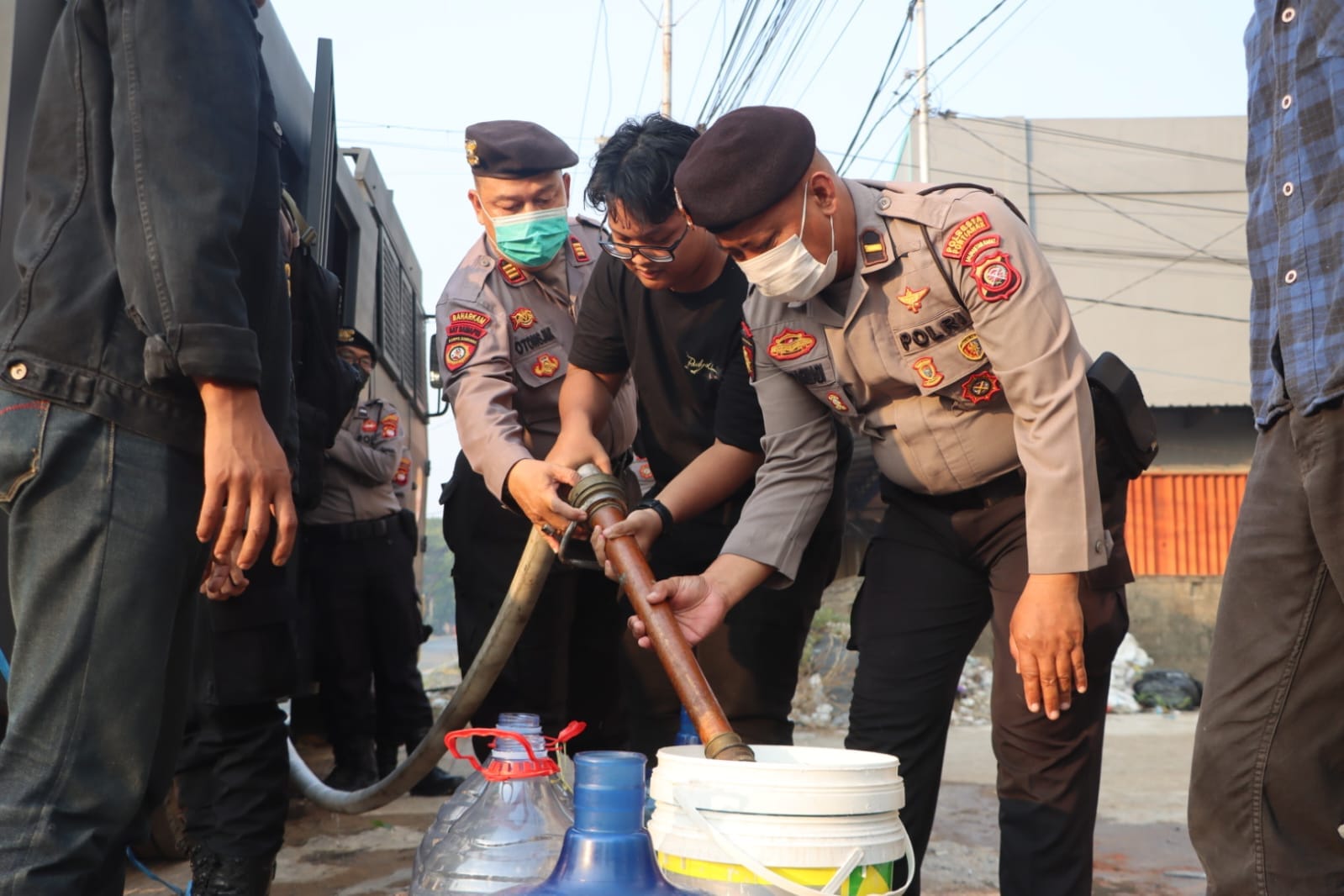 Di Tengah Kabut Asap dan Berkurangnya Pasokan Air, Polresta Pontianak Salurkan Air Bersih kepada Masyarakat