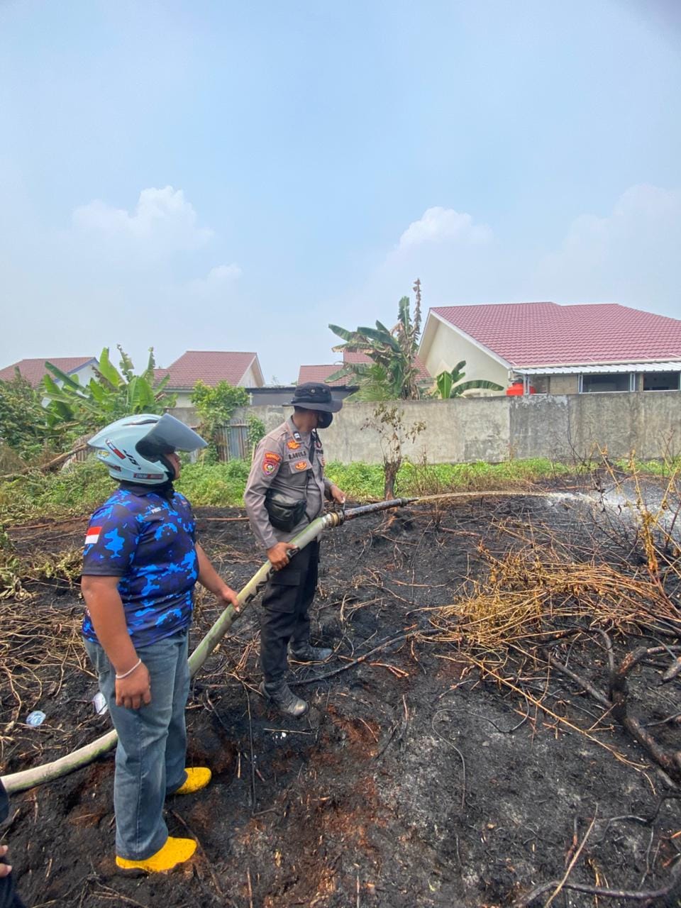 Polsek Pontianak Selatan dan Damkar Kapuas Bhakti 2 Bersinergi Tangani Karhutla.