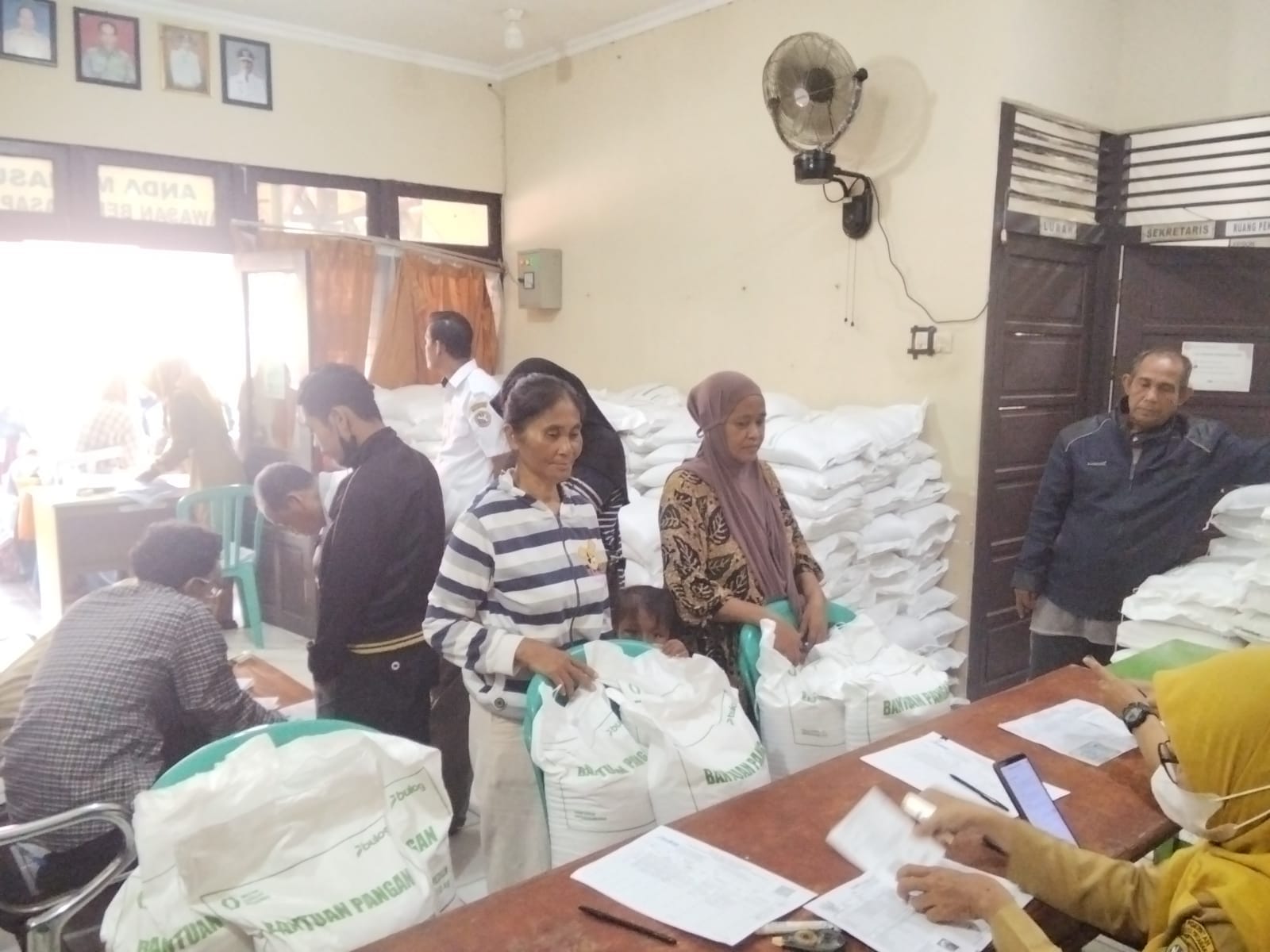 Bhabinkamtibmas Tambelan Sampit Monitoring Pembagian Bantuan Pangan Bulog