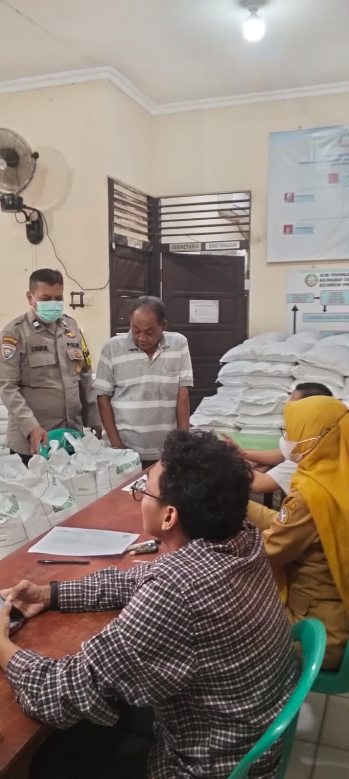 Bhabinkamtibmas Tambelan Sampit Monitoring Pembagian Bantuan Pangan Bulog
