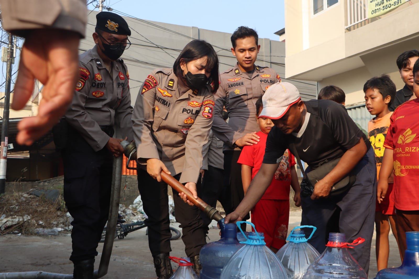 Tim Satgas Publikasi Lembdiklat Polri Serdik S2 STIK Bersama Polresta Pontianak Salurkan Air Bersih untuk Warga Terdampak Karhutla