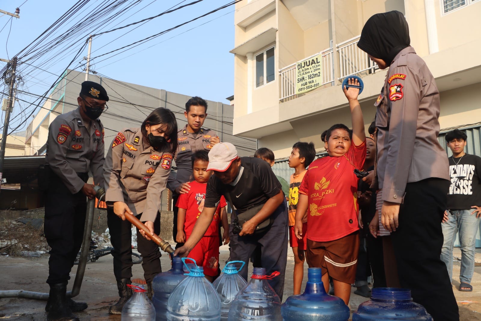 Tim Satgas Publikasi Lembdiklat Polri Serdik S2 STIK Bersama Polresta Pontianak Salurkan Air Bersih untuk Warga Terdampak Karhutla