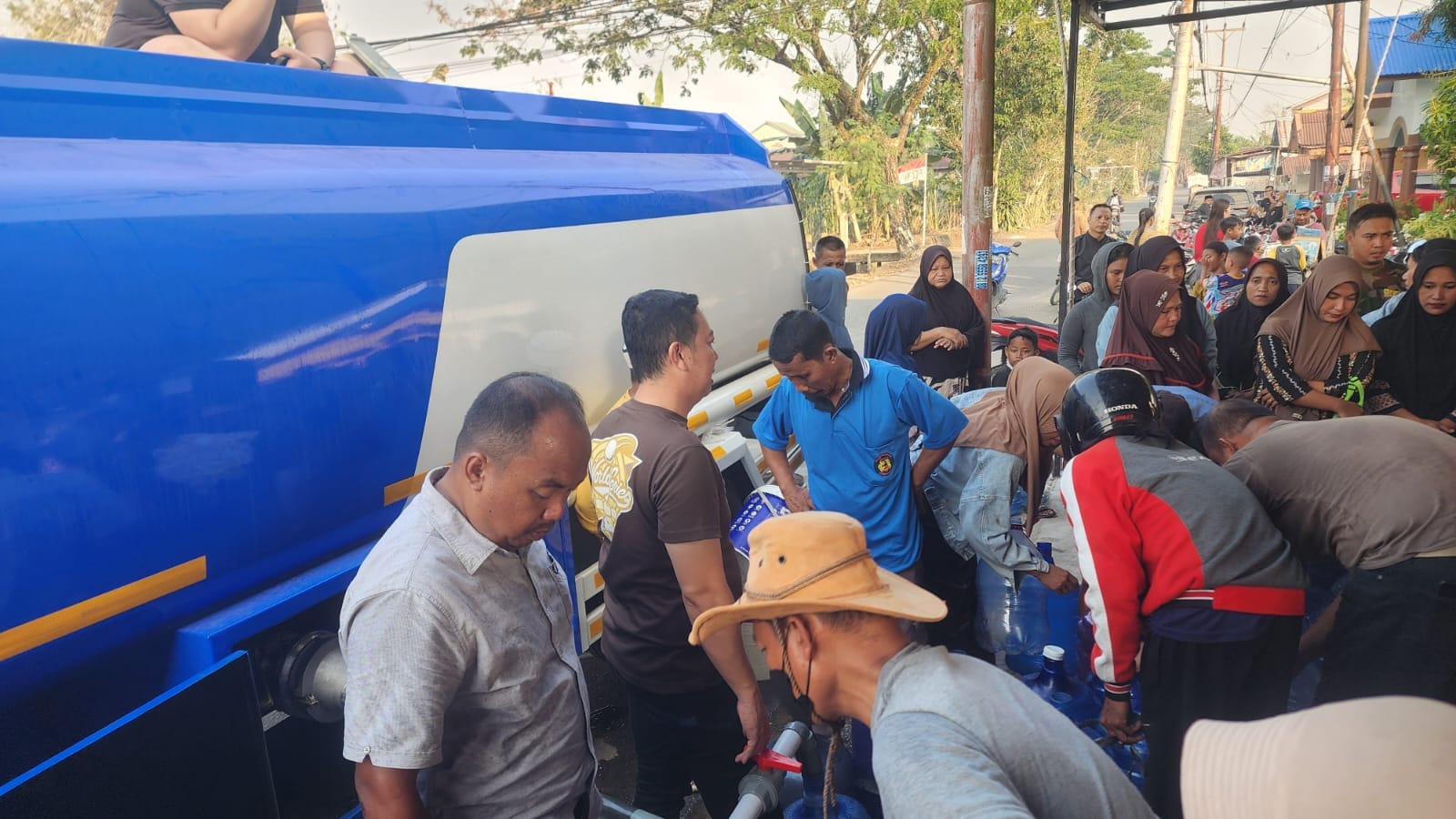 Polsek Pontianak Barat Amankan Pembagian Air Bersih Gratis di Masjid Nurul Iman, Himbau Warga agar Selalu Tertib.