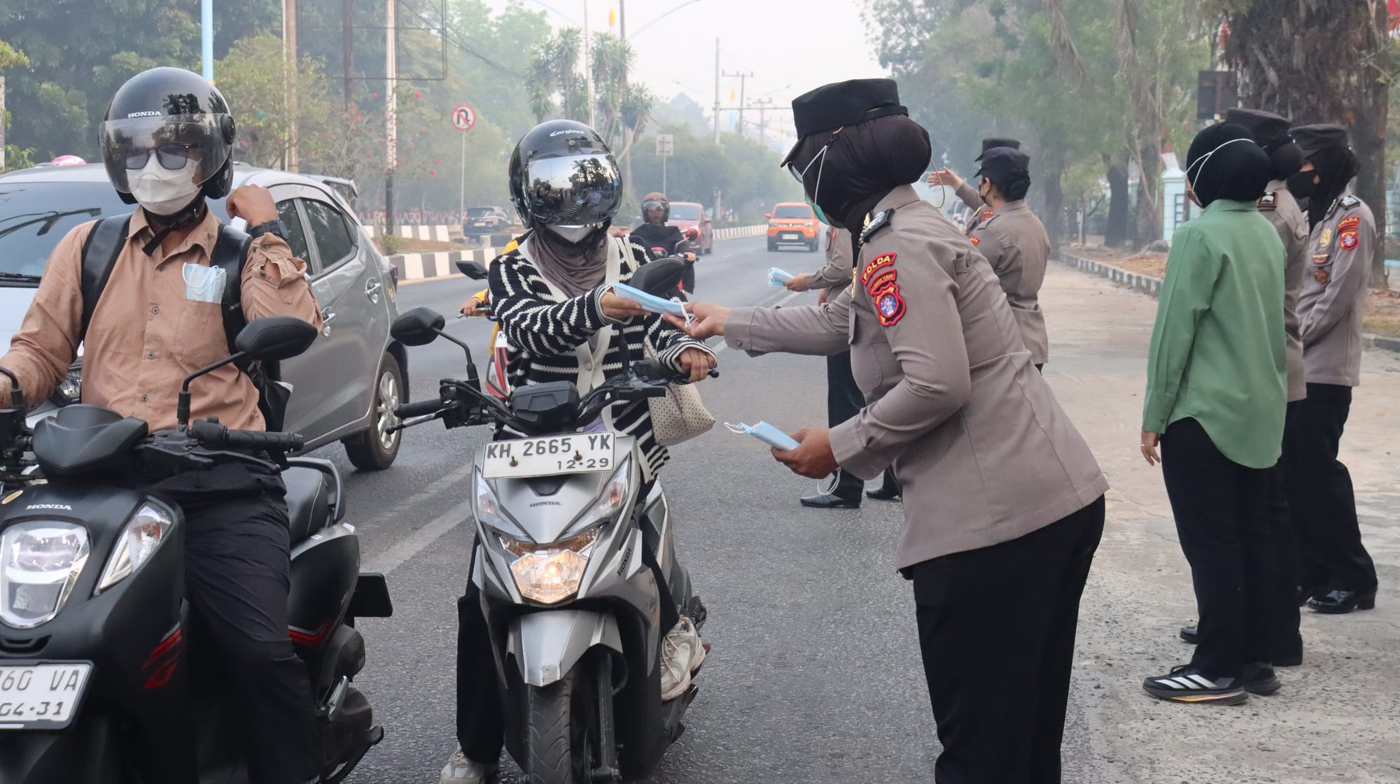 Peringati HUT ke-78 Polwan RI, Polwan Polda Kalteng Bagikan Masker kepada Masyarakat