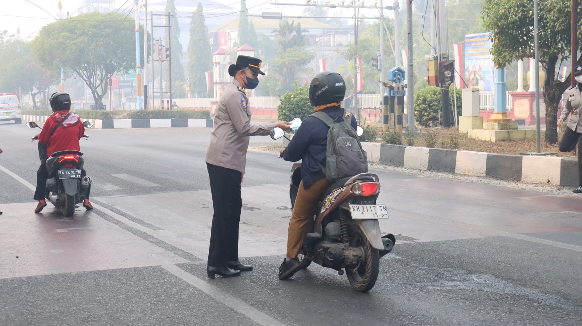 HUT ke-78 Polwan RI, Polwan Polda Kalteng Hadir Peduli Kesehatan Masyarakat dengan Bagikan Masker