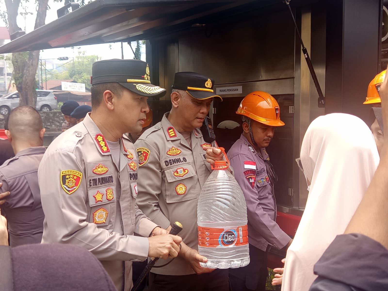 Satbrimobda Polda Kalbar Salurkan Air Bersih Melalui Water Treatment kepada Warga di Wilayah Polsek Pontianak Kota