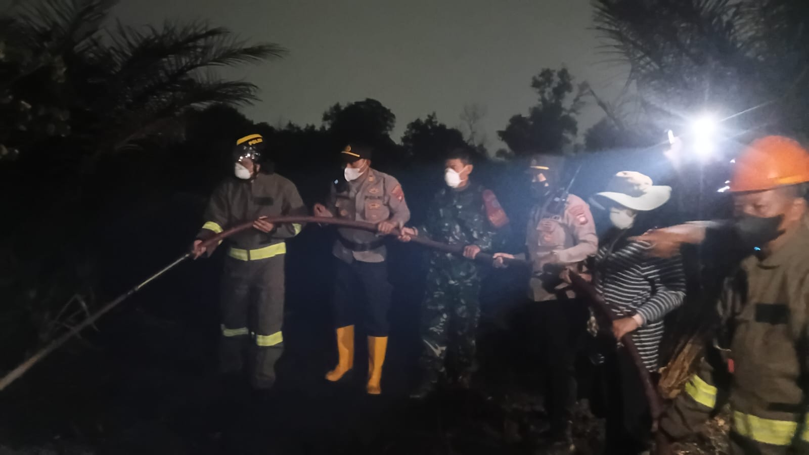 Kapolresta Pontianak Turun Langsung Padamkan Karhutla Bersama Warga di Parit Demang