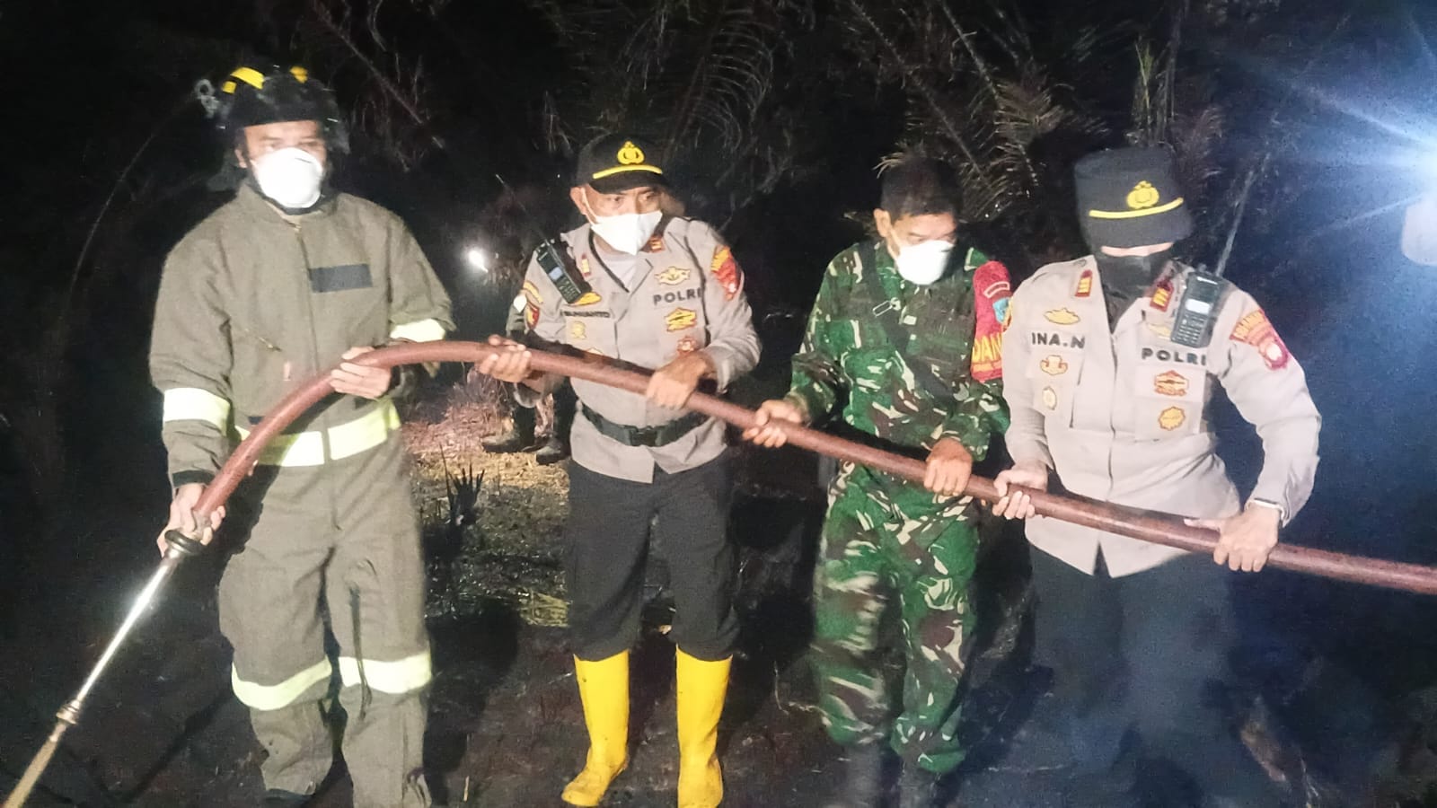 Kapolresta Pontianak Turun Langsung Padamkan Karhutla Bersama Warga di Parit Demang