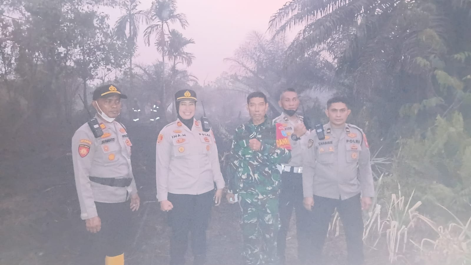 Sinergitas TNI-Polri Bersama Damkar, Tanggulangi Karhutla di Parit Demang Dalam.