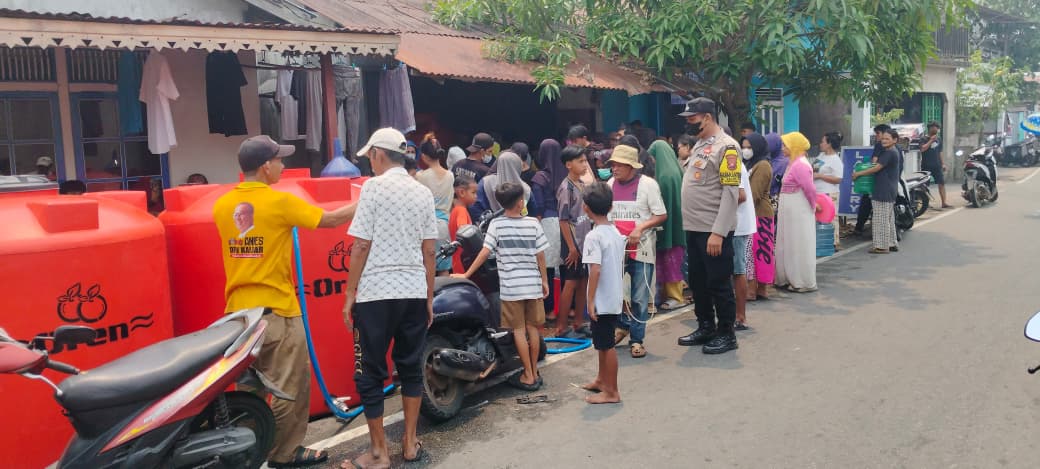 Hadir di Tengah Masyarakat, Bhabinkamtibmas Dalam Bugis Bantu Kelancaran Pembagian Air Pegunungan