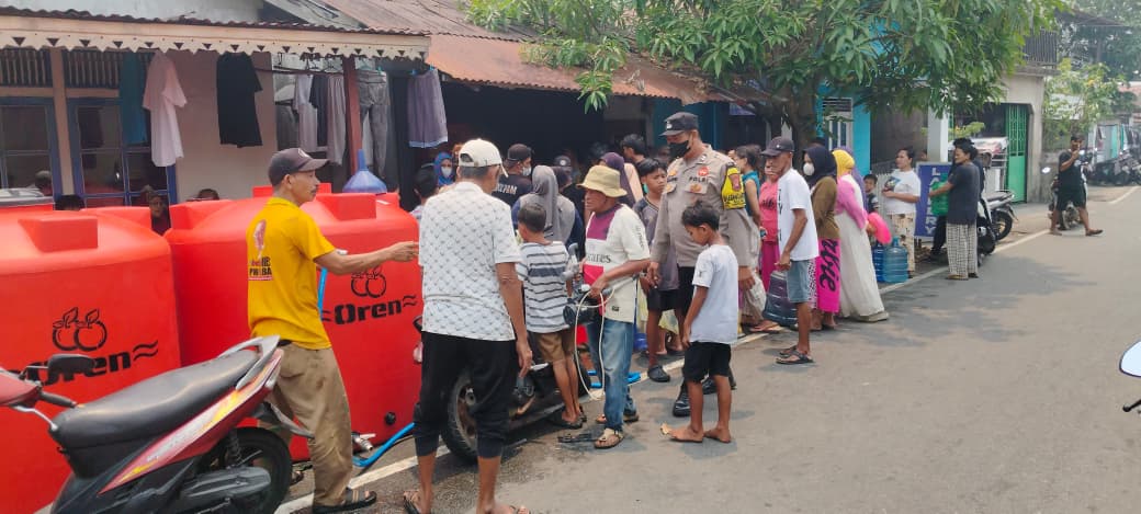 Hadir di Tengah Masyarakat, Bhabinkamtibmas Dalam Bugis Bantu Kelancaran Pembagian Air Pegunungan