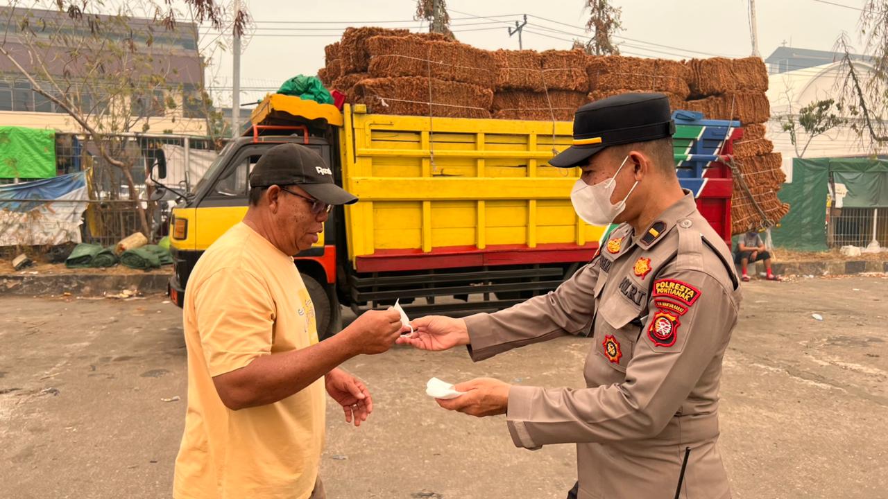 Peduli Kesehatan Masyarakat di Tengah Kabut Asap, Polsek Kawasan Pelabuhan Dwikora Bagikan Masker Gratis