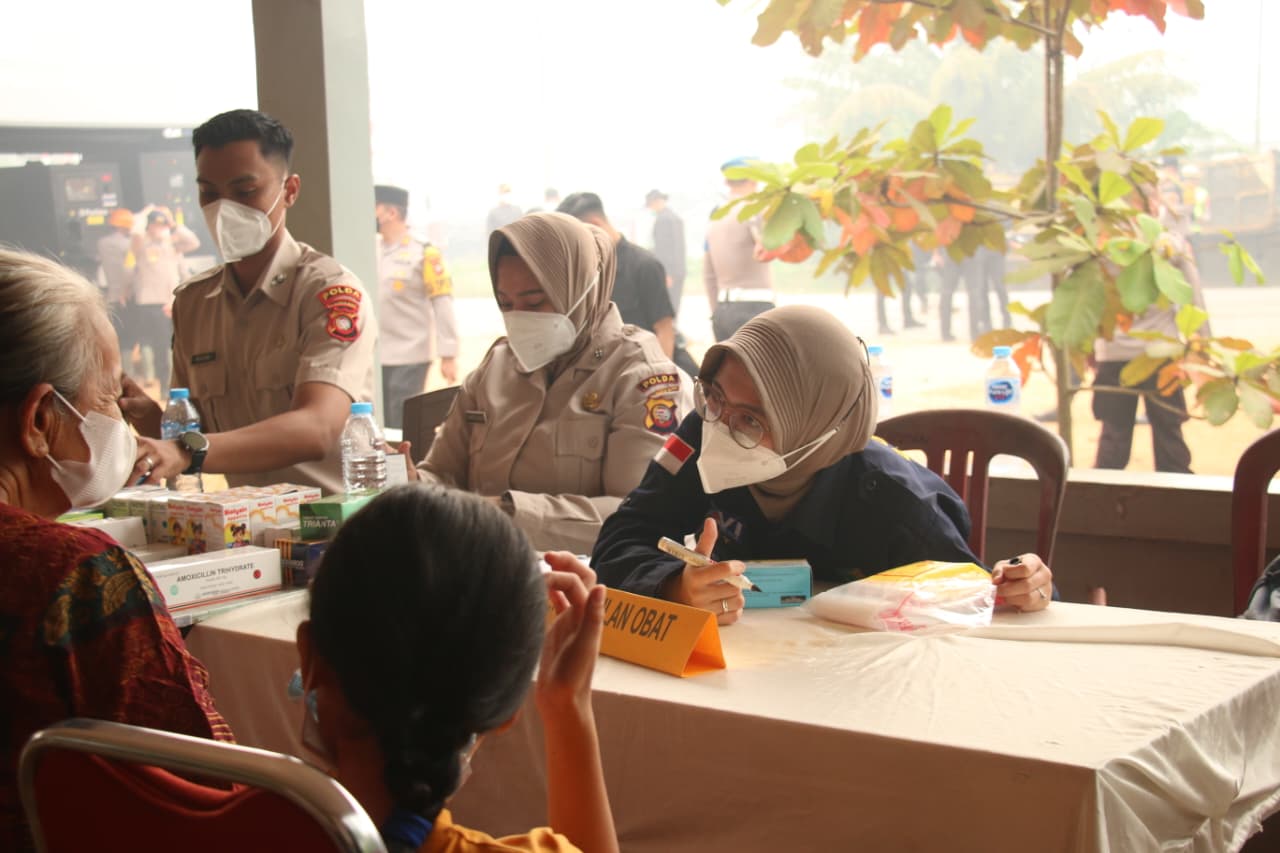 Cegah Karhutla dan Dampak Kabut Asap, Polda Kalbar Bersama Tim Edukasi S2-STIK Lemdiklat Polri Gelar Bakti Kesehatan dan Sosial