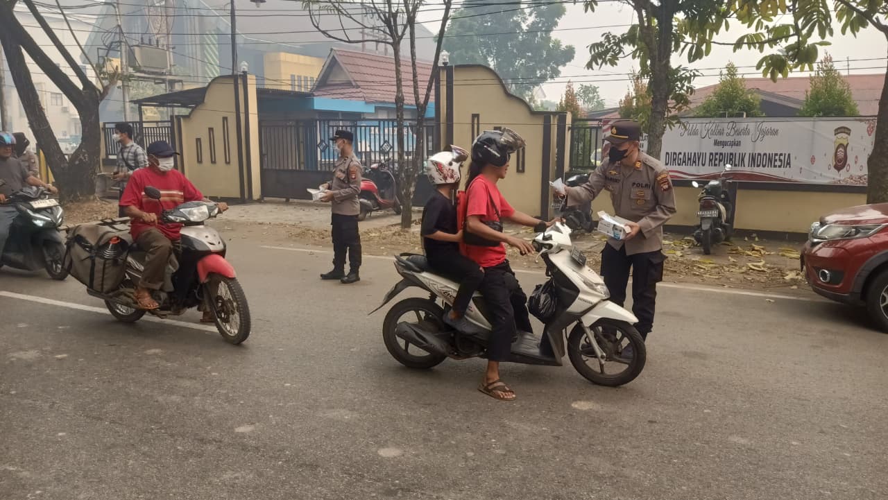 Peduli Dampak Kabut Asap, Kapolsek Pontianak Barat beserta Personil Bagikan Masker Gratis kepada Masyarakat.