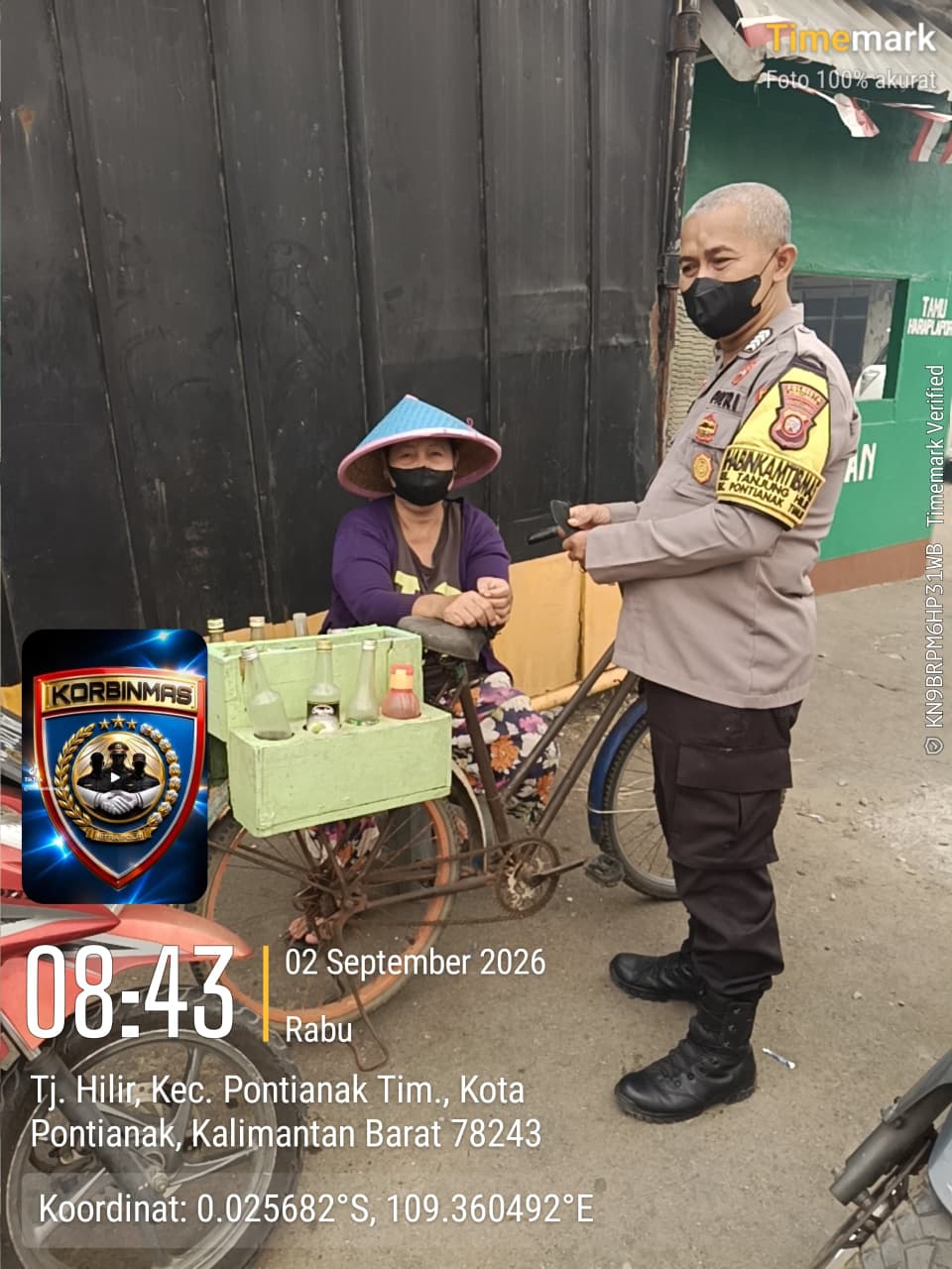 Peduli Kesehatan Warga, Bhabinkamtibmas Tanjung Hilir Bagikan Masker Dampak Kabut Asap