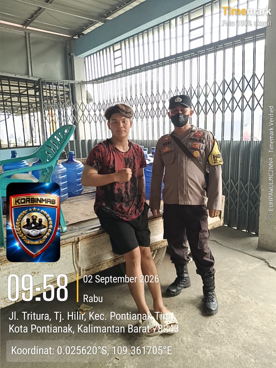 Peduli Kesehatan Warga, Bhabinkamtibmas Tanjung Hilir Bagikan Masker Dampak Kabut Asap