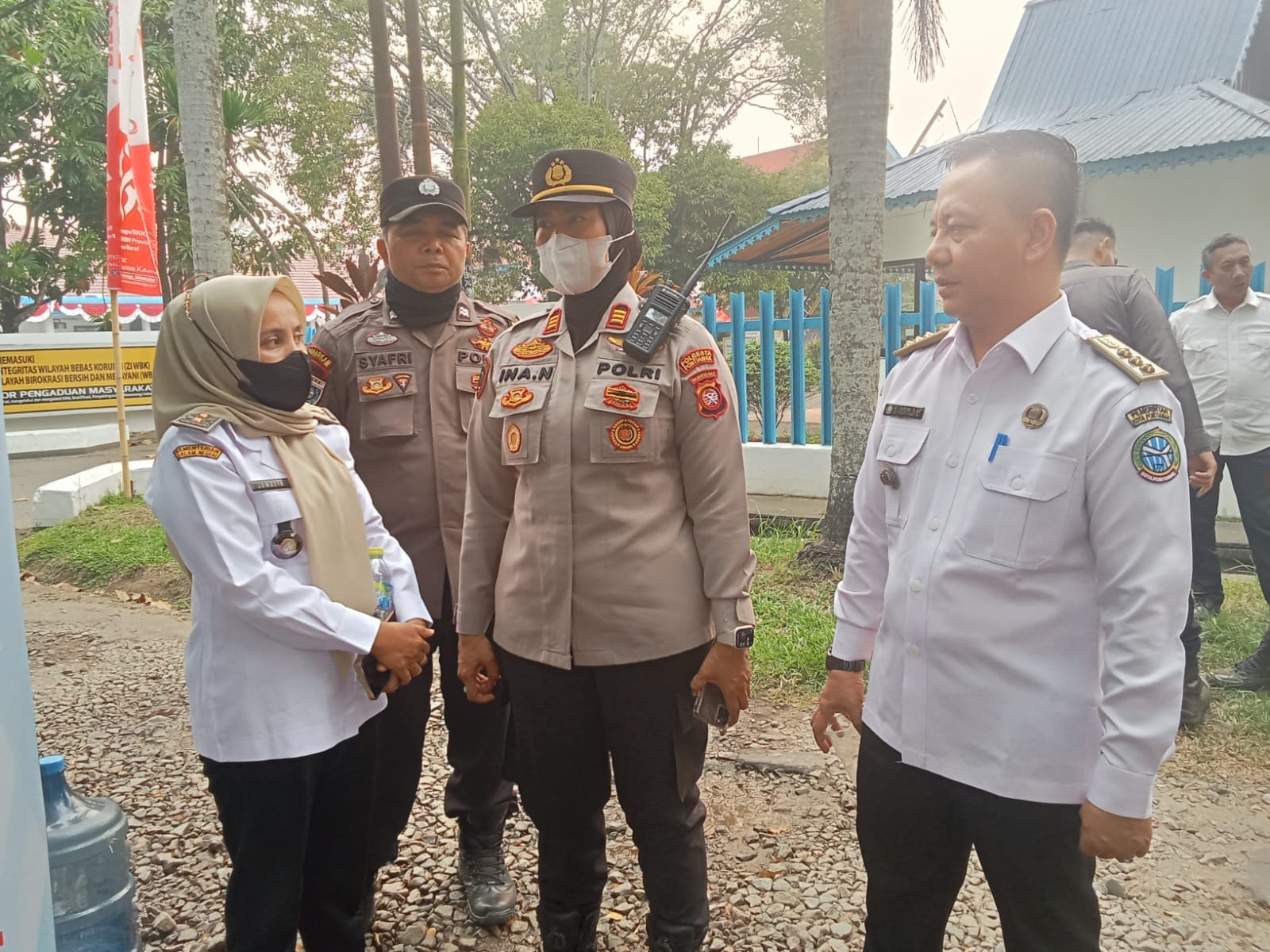 Kapolsek Pontianak Selatan Bersama Sat Brimob Polda Kalbar dan Camat Pontianak Tenggara Salurkan Air Bersih Siap Konsumsi untuk Warga.