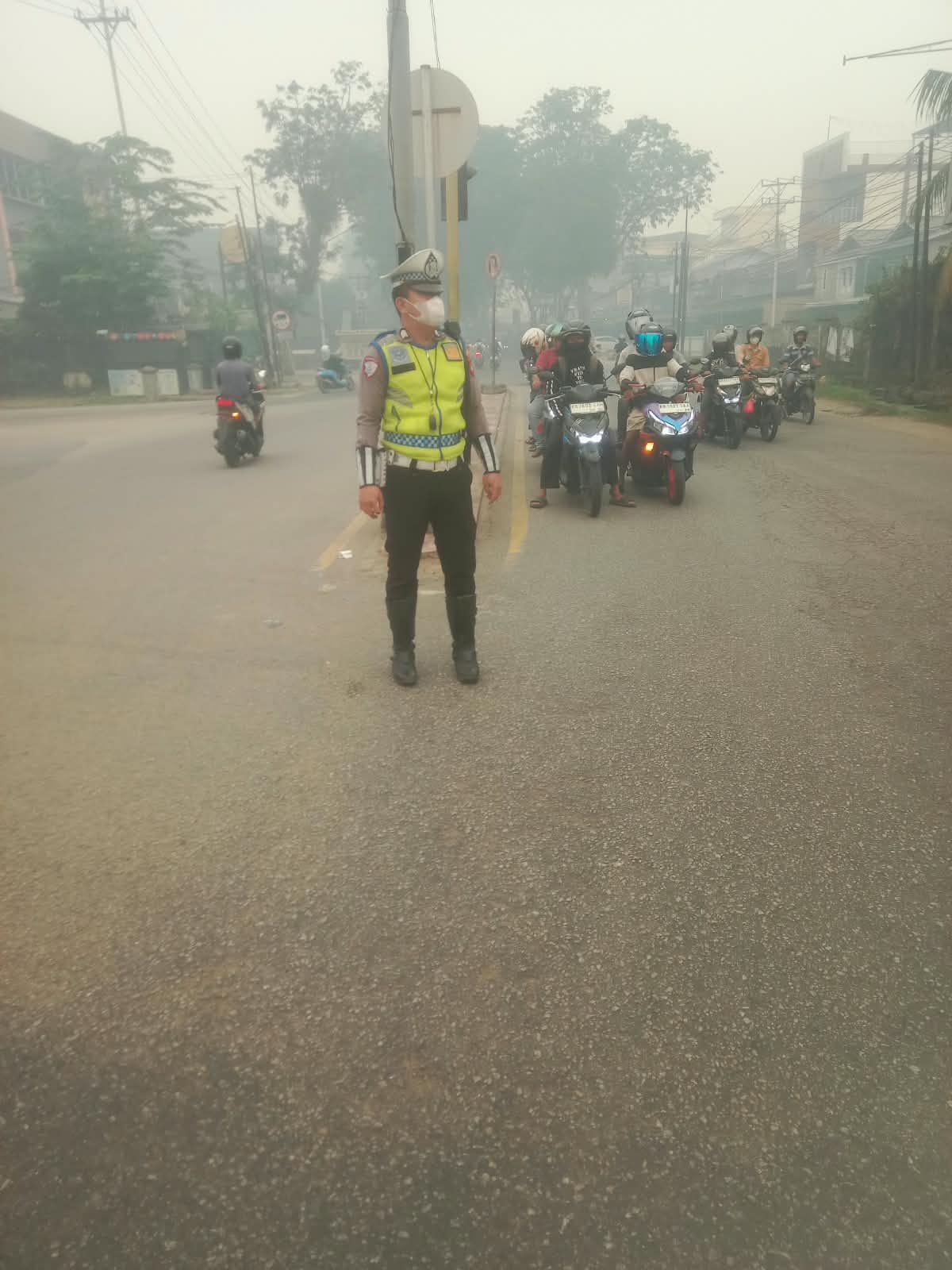 Pekatnya Kabut Asap Dari Karhutla Unit Lantas Polsek Pontianak Utara Himbau Pengendara Mobil Nyalakan Lampu Utama Kendaraan
