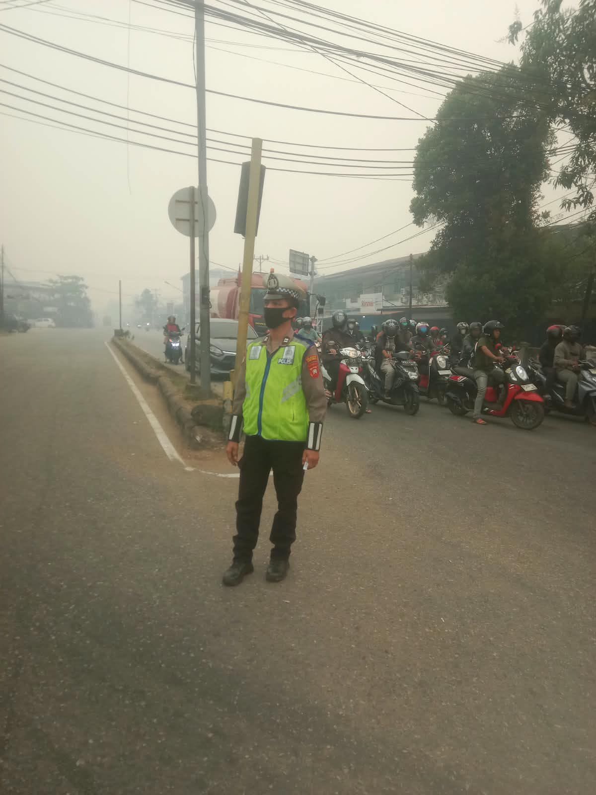 Pekatnya Kabut Asap Dari Karhutla Unit Lantas Polsek Pontianak Utara Himbau Pengendara Mobil Nyalakan Lampu Utama Kendaraan