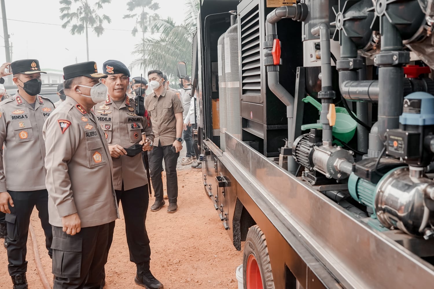 Kapolda Kalbar Turun Langsung, Salurkan Air Bersih dan Cek Kesehatan Warga Terdampak Karhutla di Kubu Raya