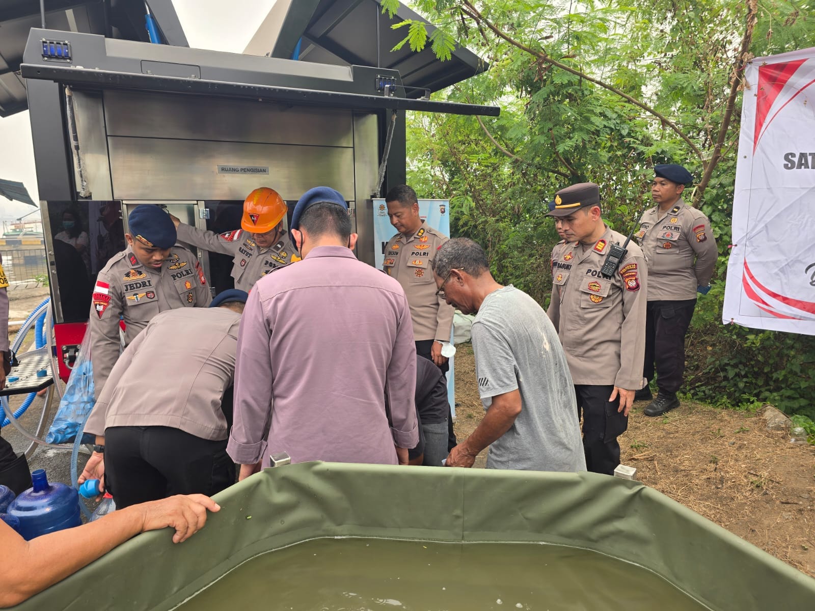 Pendistribusian Air Bersih untuk Warga Terdampak Kemarau dan Karhutla, Polsek Pontianak Barat berikan Pengamanan.
