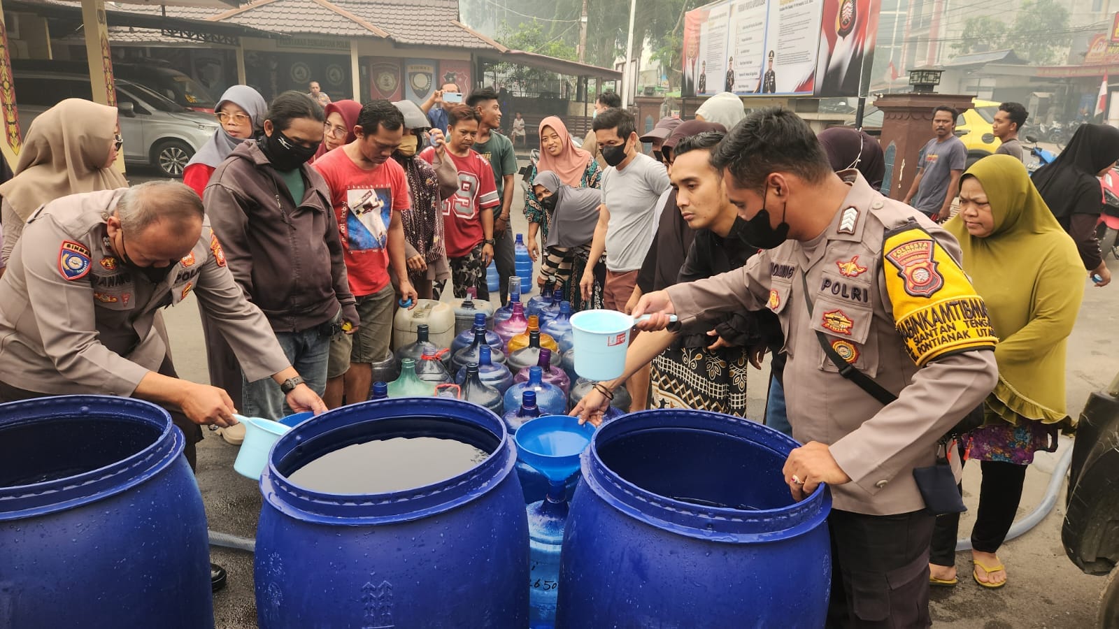 Saat Warga Sulit Mendapatkan Air Bersih Polsek Pontianak Utara Sediakan 8000 Liter Air Bersih Layak Konsumsi