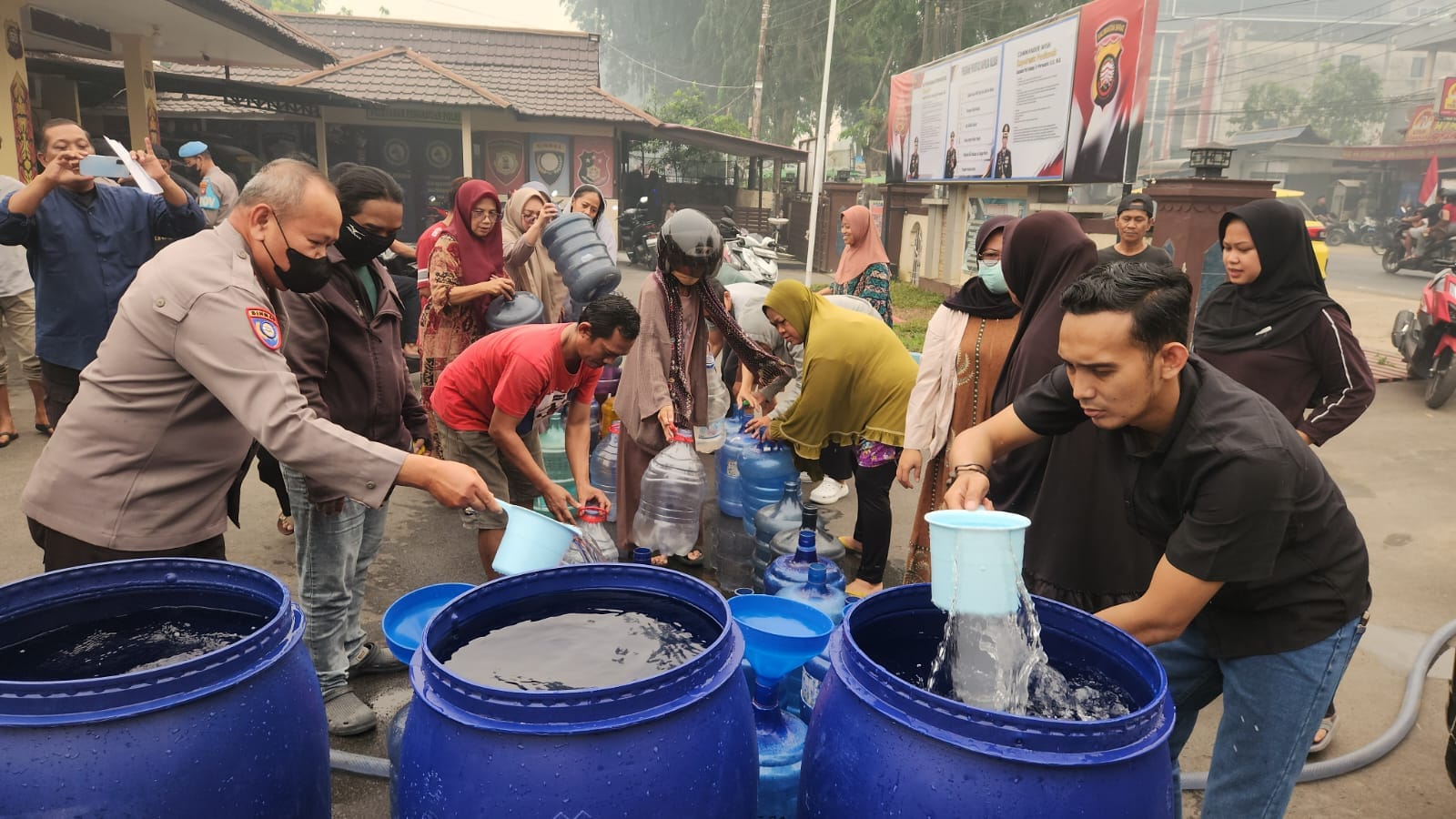 Saat Warga Sulit Mendapatkan Air Bersih Polsek Pontianak Utara Sediakan 8000 Liter Air Bersih Layak Konsumsi